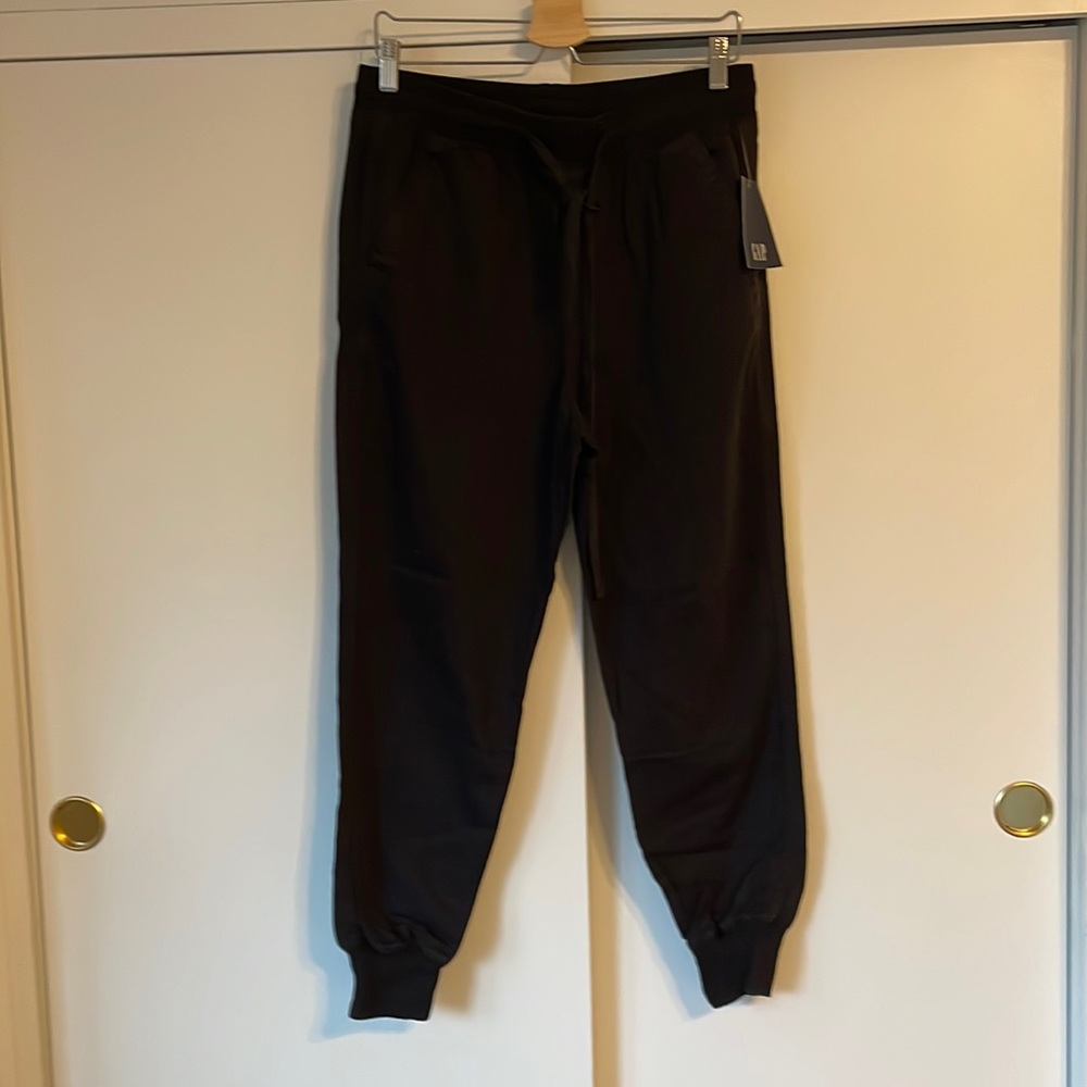 GAP NWT women’s black joggers